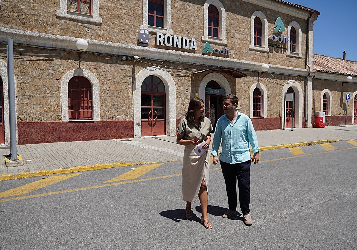 La alcaldesa de Ronda, Mari Paz Fernández, y el delegado municipal Ángel Martínez, frente a la estación de tren de la ciudad.