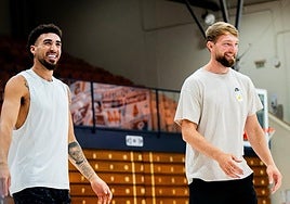 Chris Duarte y Domantas Sabonis, sonrientes en un entrenamiento.