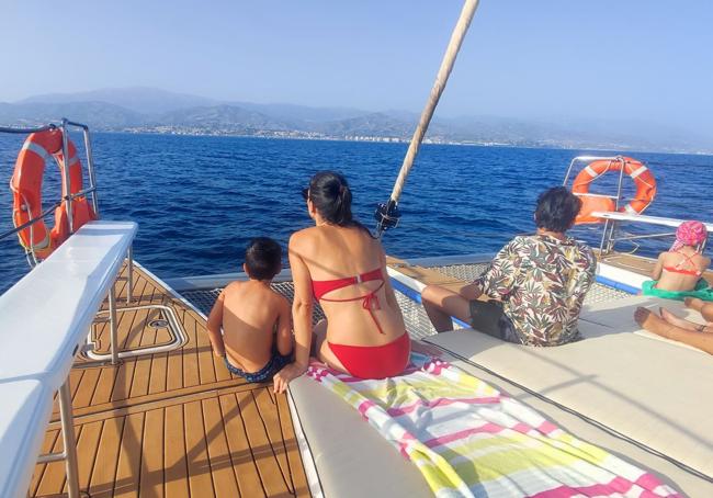 Una madre junto a su hijo en busca de delfines en el catamarán Zostera.