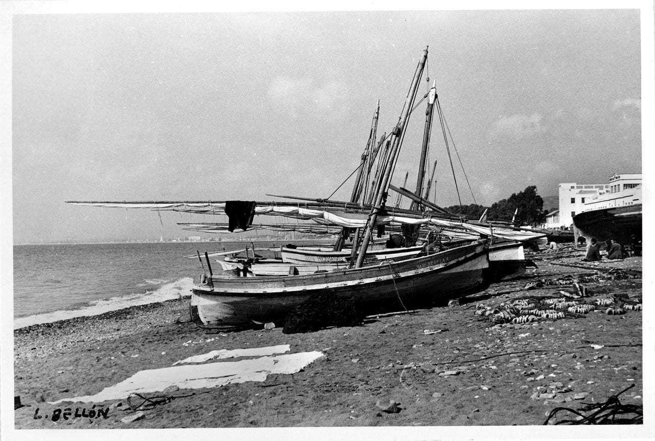 Barquillas de sardinal en las playas de El Palo. Luis Bellón (ca 1947-1948)