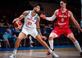 Chris Duarte, ante Hezonja en un partido entre la República Dominicana y Croacia en el torneo Preolímpico.