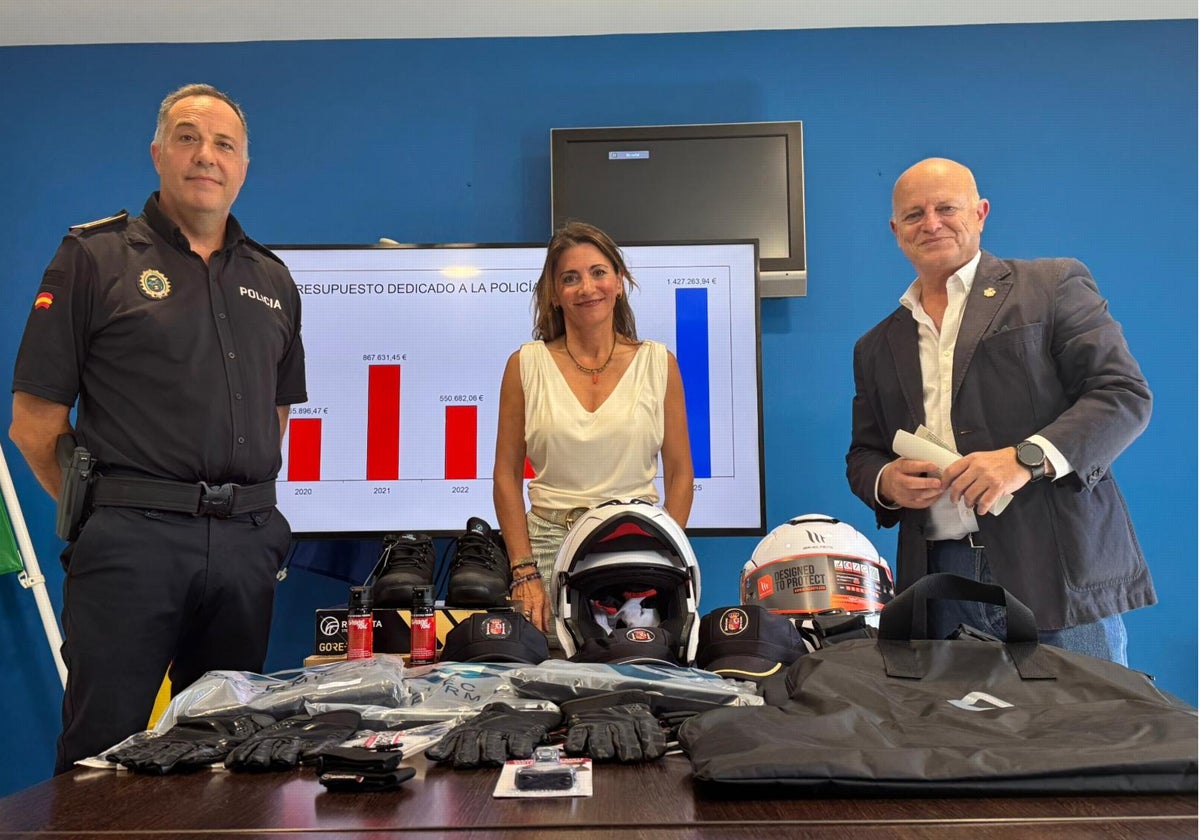 La alcaldesa y el concejal de Seguridad entregan los nuevos uniformes.