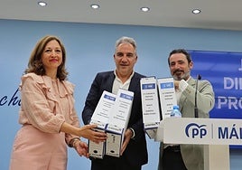 Patricia Navarro, Elías Bendodo y José Ramón Carmona, con los avales a Feijóo recogidos en la provincia.