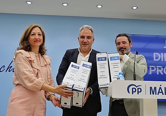Patricia Navarro, Elías Bendodo y José Ramón Carmona, con los avales a Feijóo recogidos en la provincia.