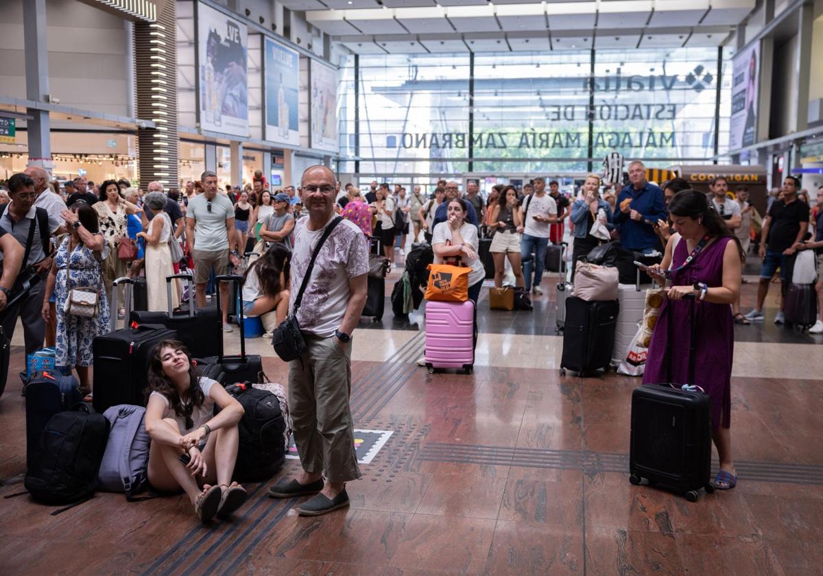 Viajeros afectados por los retrasos en Málaga.