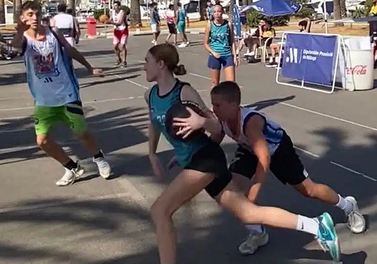 Jugada de un encuentro de Baloncesto 3x3 del circuito organizado por la Diputación.