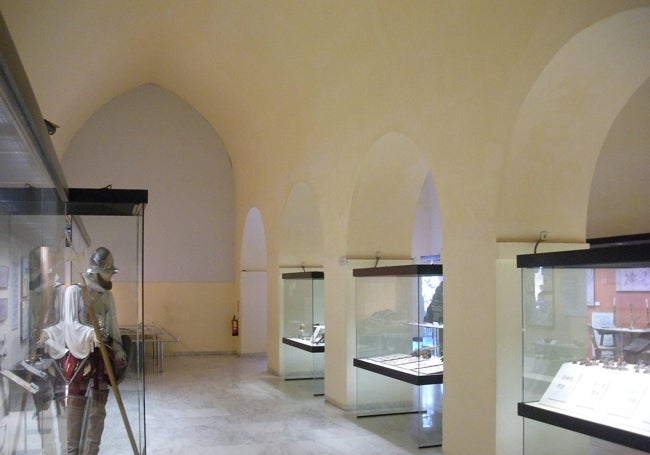 El arco ojival de una de las naves, que están divididas por arcos de medio punto.