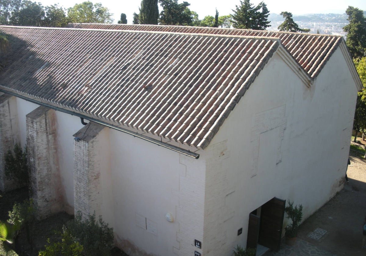 Imagen principal - En la primera imagen, el exterior del polvorín muestra su construcción con dos naves y cubierta a dos aguas, una innovación en la época. En la segunda, contrafuertes en los muros para resistir las explosiones y ataques al edificio. En la última, pequeña abertura vertical que consigue que la estructura no se debilite, pero se pueda ventilar el interior.