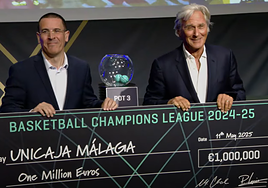 Paco Sáez, gerente del Unicaja, a la izquierda, recogió el cheque del millón.
