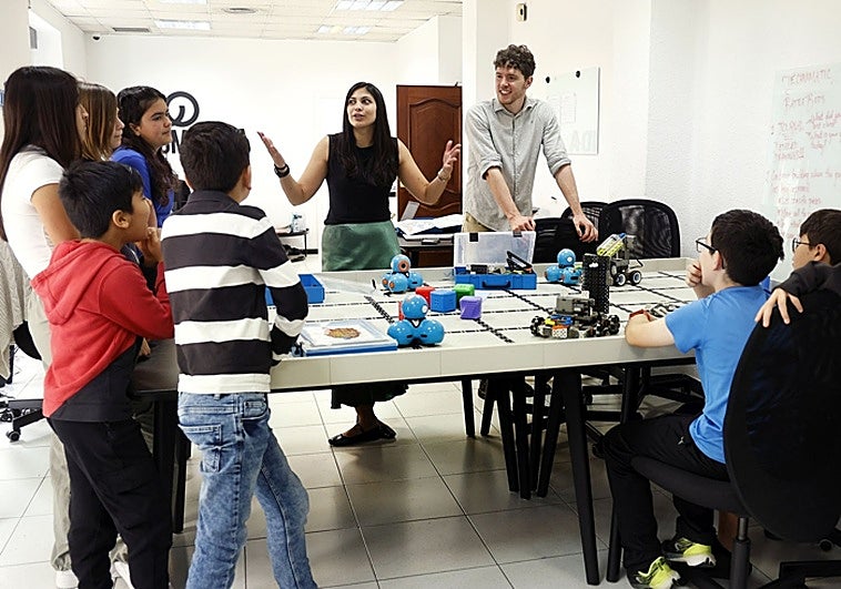 Ayla Lupien y Danio Baù, rodeados de alumnos de Technomatic Academy.
