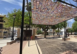 El toldo realizado por la Asociación Escalera de Color de Sierra de Yeguas.