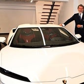 El presidente y CEO de la compañía, Stephan Winkelmann, junto a uno de los ejemplares.
