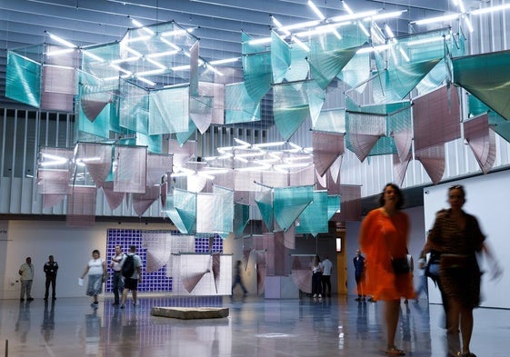La icónica instalación de la coreana Haugue Yang destaca en la sala principal del Pompidou Málaga.