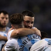 Dani Sánchez y Ramón se abrazan después de la asistencia del medio centro para el gol del lateral.