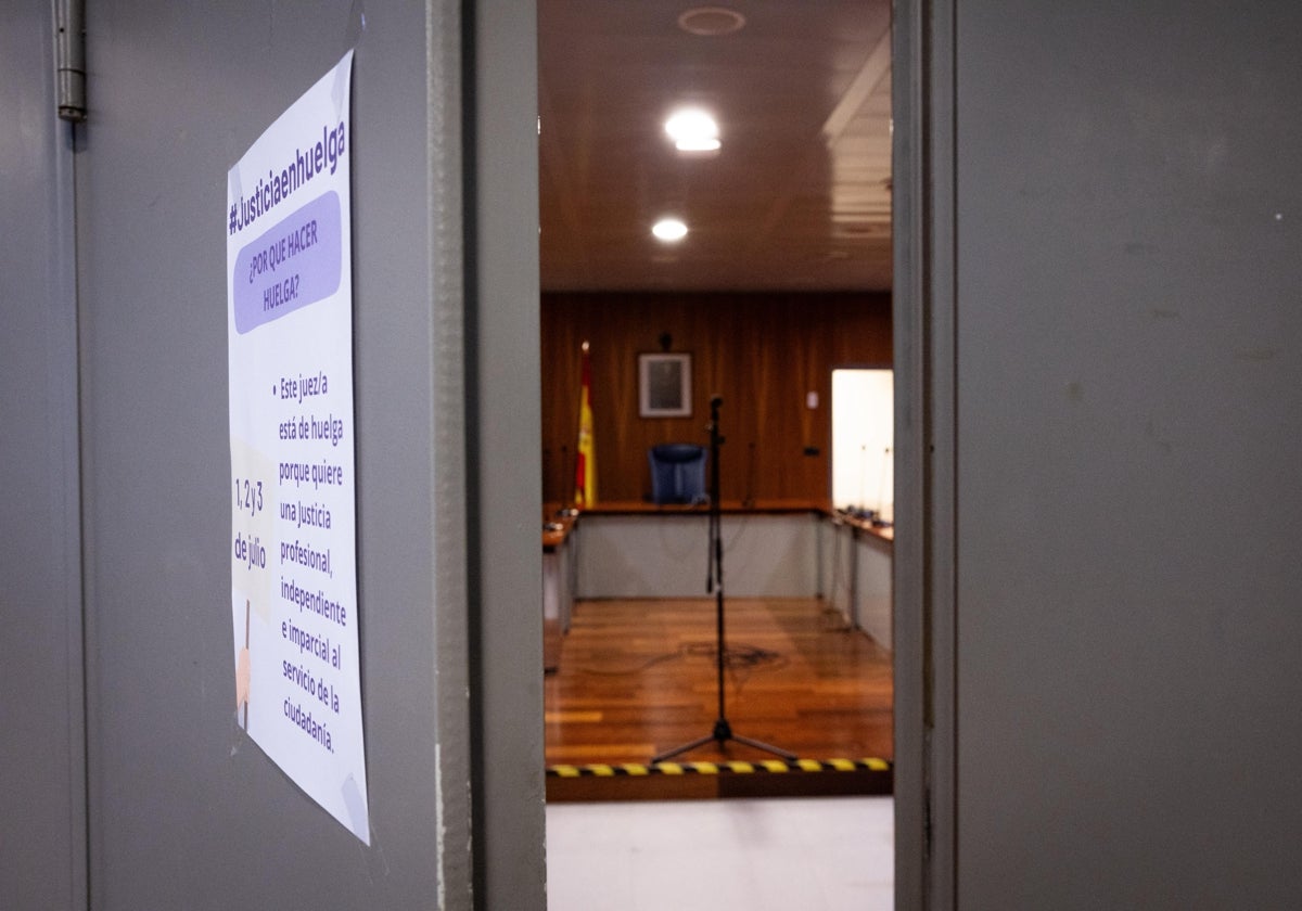 Una de las salas de juicios, vacía durante la huelga tras suspender los juicios.