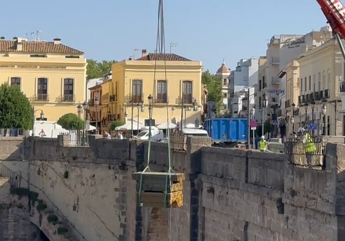 Las bajada del material por el Puente Nuevo de Ronda.