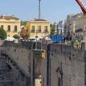 Las bajada del material por el Puente Nuevo de Ronda.
