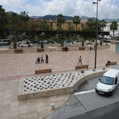 Un vehículo sale del aparcamiento de la plaza de España.