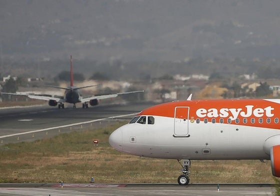 Un avión de Easyjet espera para despegar en el aeropuerto de Málaga.