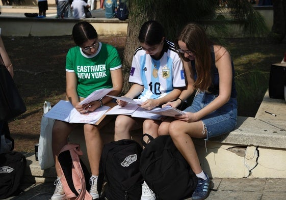 Tres jóvenes repasan la materia antes de entrar al examen, en una imagen tomada durante la última Selectividad.