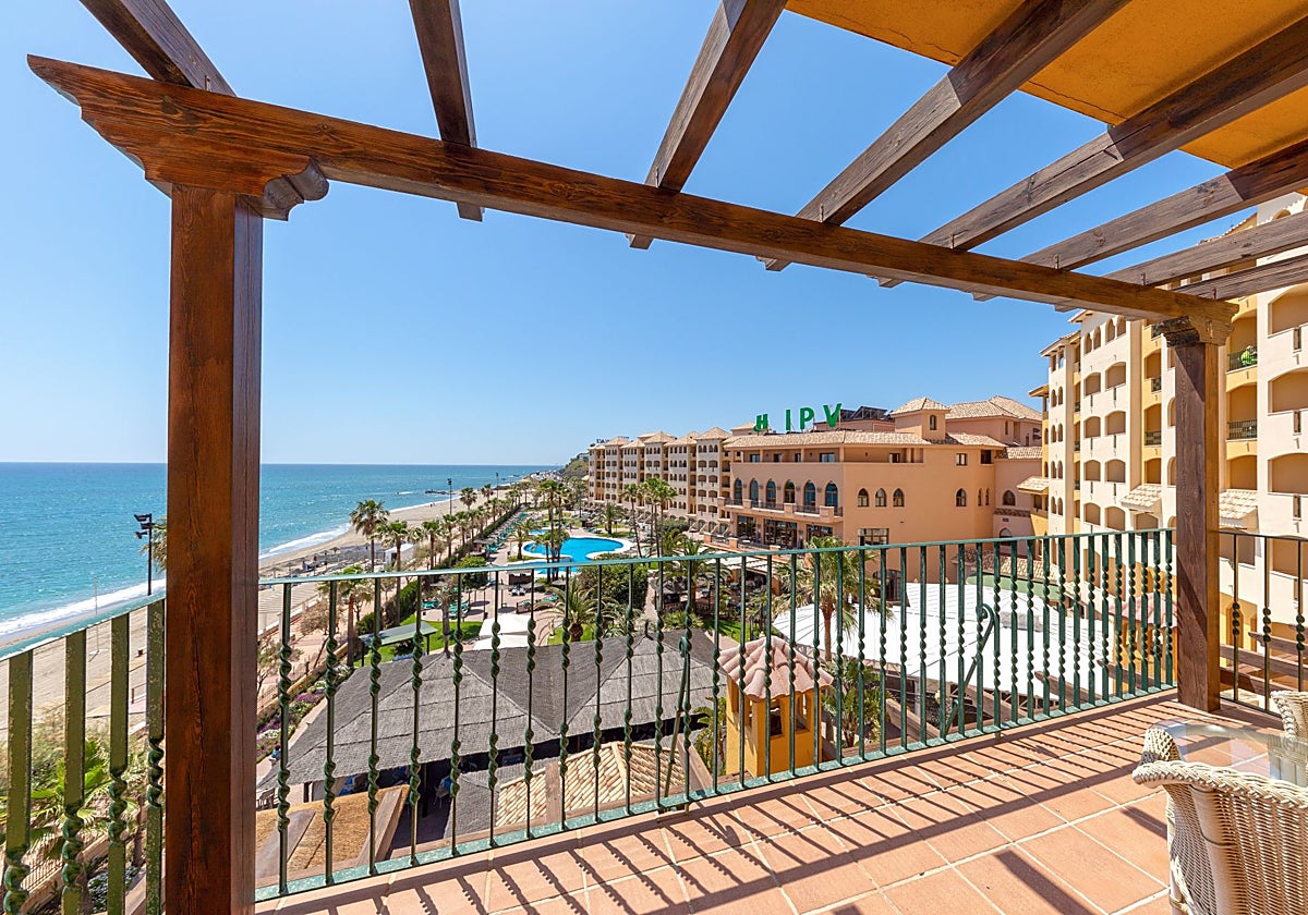 Vista de la zona de piscinas y jardines de un hotel en primera línea de playa de la Costa del Sol.