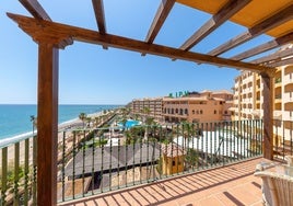 Vista de la zona de piscinas y jardines de un hotel en primera línea de playa de la Costa del Sol.