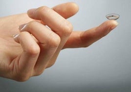 Retiran lotes de este líquido para lentillas por riesgo de irritación, inflamación y más lesiones oculares