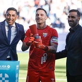 Basti, Alfonso Herrero y Jesús Gámez entregan a Alfonso Herrero (en el centro) el premio a mejor jugador del mes de noviembre en Segunda División.