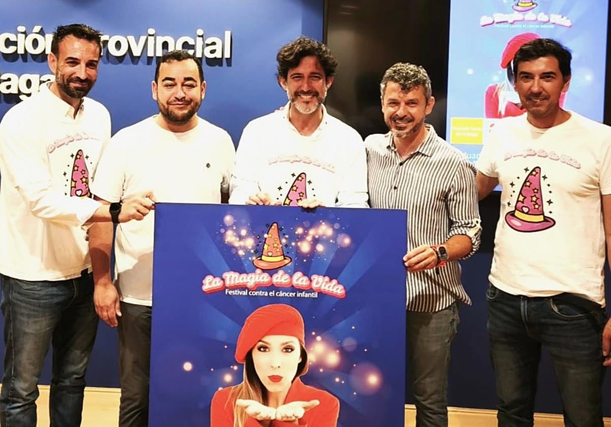 Organización y colaboradores del evento solidario, junto al cartel.