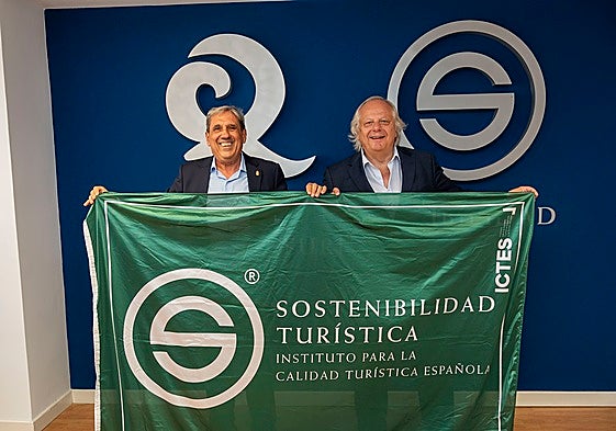 Entrega de las banderas al Ayuntamiento de Rincón de la Victoria.