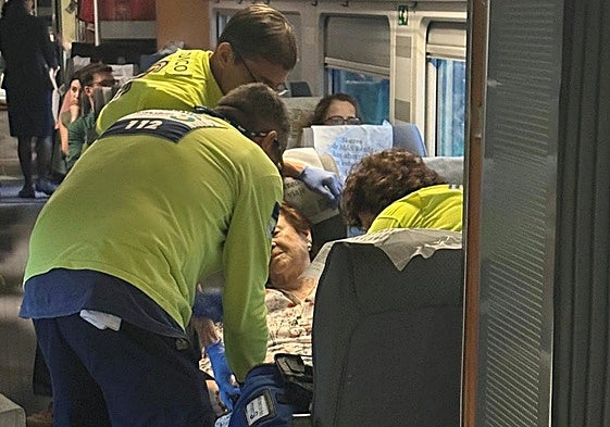 Un equipo médico atiende a una pasajera del tren atrapado en La Sagra el lunes.