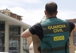 Imagen de archivo de un agente de la UCO de la Guardia Civil durante un operativo.