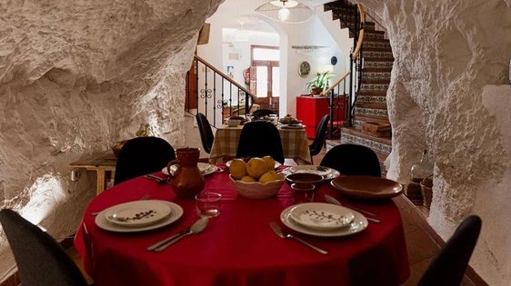 Comedor dentro de la casa cueva de Villa 42.