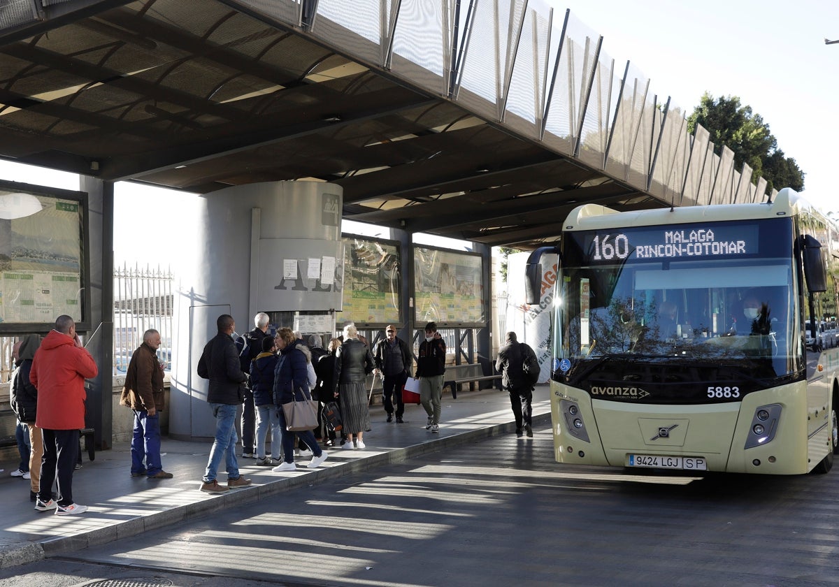 Viajeros en la parada del bus de Muelle Heredia.