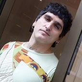La Dani, en la puerta de su peluquería de calle Manrique.