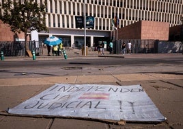Pancarta protesta frente a la sede judicial de Málaga.