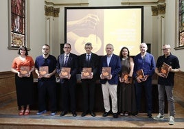 El presidente de Fundación Unicaja, José M. Domínguez, junto al coordinador editorial del informe, José Lebrero y los profesionales del sector que han participado en él.