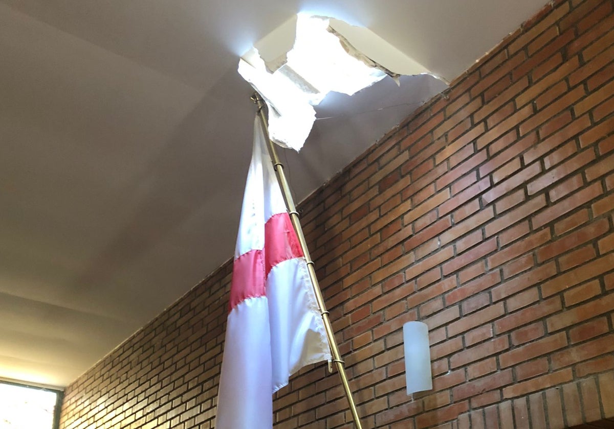 El agujero en el techo de la iglesia, que el ladrón habría realizado para colarse.