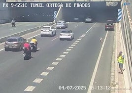 Imagen de la DGT del vehículo averiado en el falso túnel de Carlos Haya