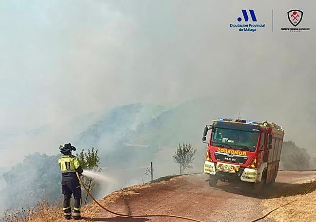 Dotación de Bomberos de Ronda en el lugar del incendio.