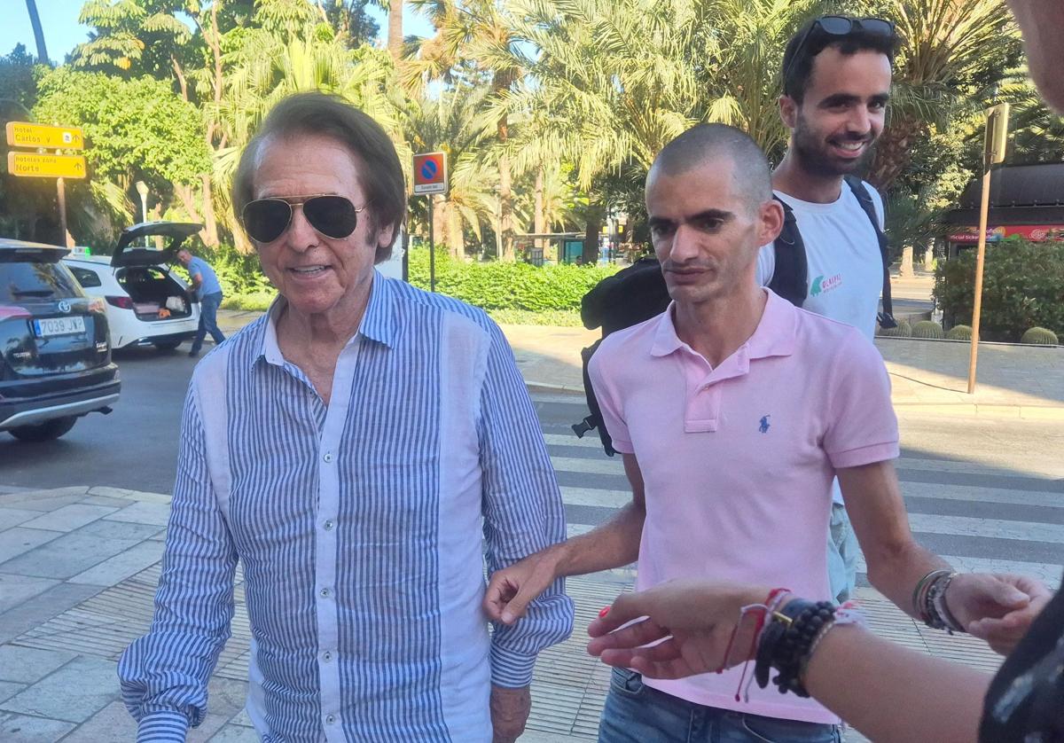 Raphael pasea por Málaga antes de su actuación en Starlite