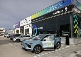Coches eléctricos nuevos a la venta en un concesionario de Málaga.