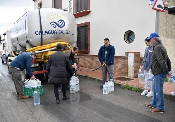 Cubas de agua que utilizan vecinos de Humilladero.