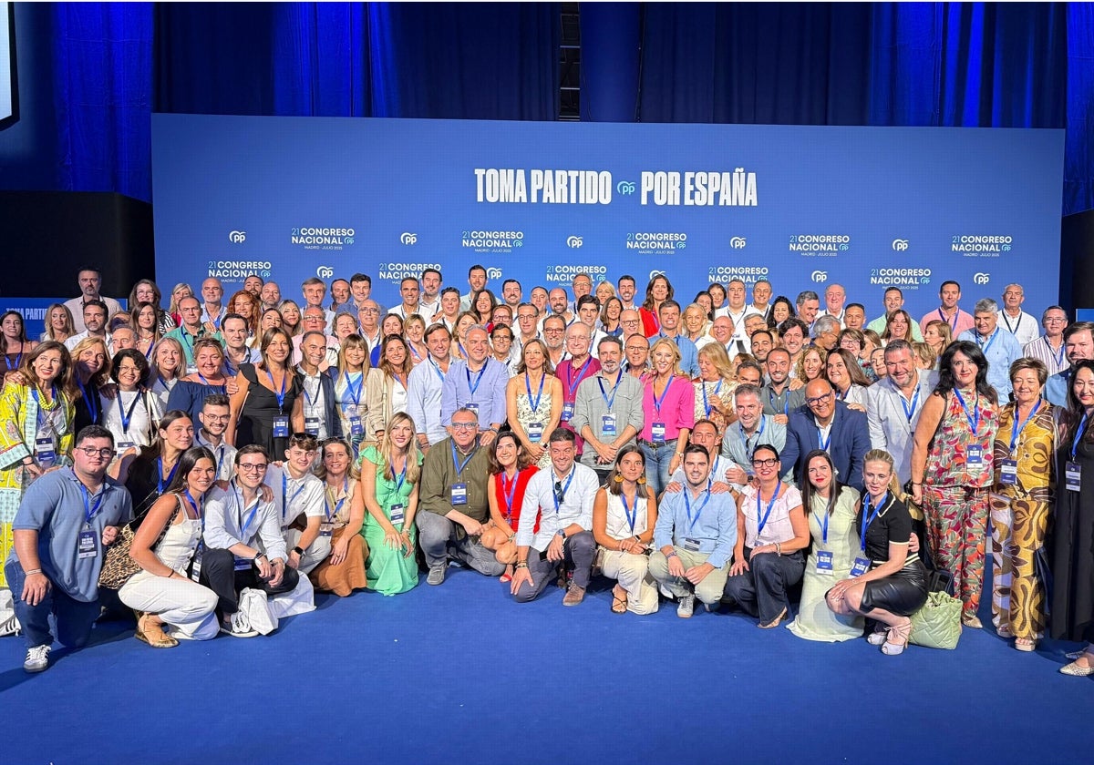 Foto de familia de la delegación malagueña en el congreso.