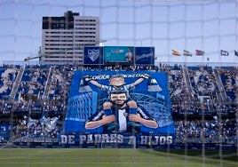 El Fondo Sur de La Rosaleda despliega el tifo para el partido frente al Burgos.