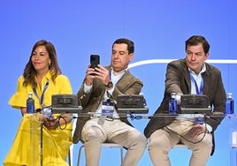 Moreno, en el centro, junto a la alcaldesa de Zaragoza y el presidente de Castilla y León.