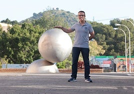 David García posa para la entrevista, cerca de la Facultad de Ciencias.