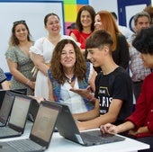La consejera de Desarrollo Educativo, María del Carmen Castillo, con alumnos en una visita a un aula.
