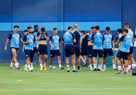 Los jugadores del Málaga, durante una pausa en un entrenamiento de la pasada temporada.