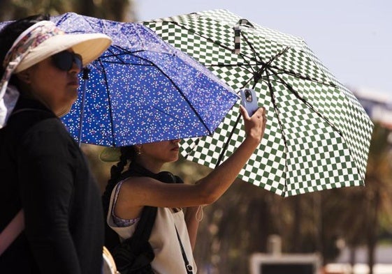 Suben de nuevo las máximas este lunes, con aviso amarillo en Málaga por calor